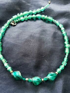 NECKLACE LAMPWORK SPIRAL GLASS WITH GREEN GLASS BEADS AND SILVER TONE SPACER